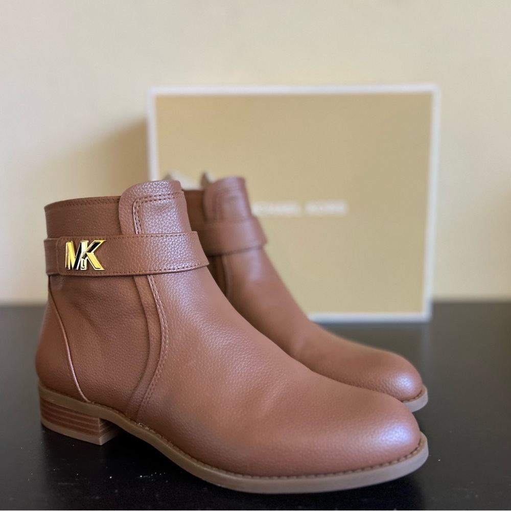 New in a box MICHAEL MICHAEL KORS
Women's Jilly Flat Booties - Picture 9 of 12